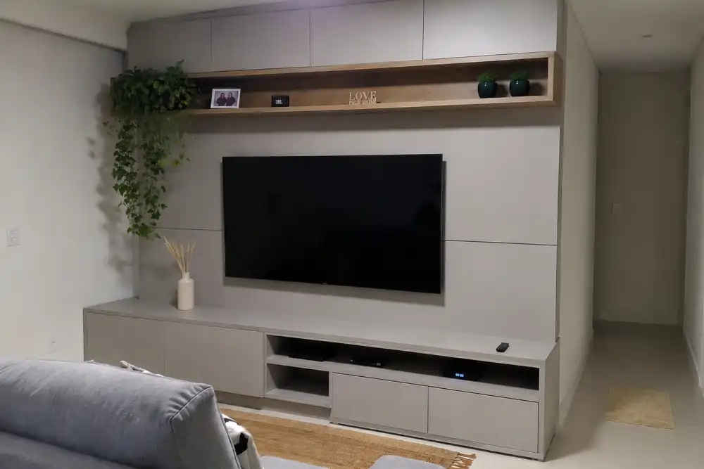 Sala de estar com painel de TV planejado